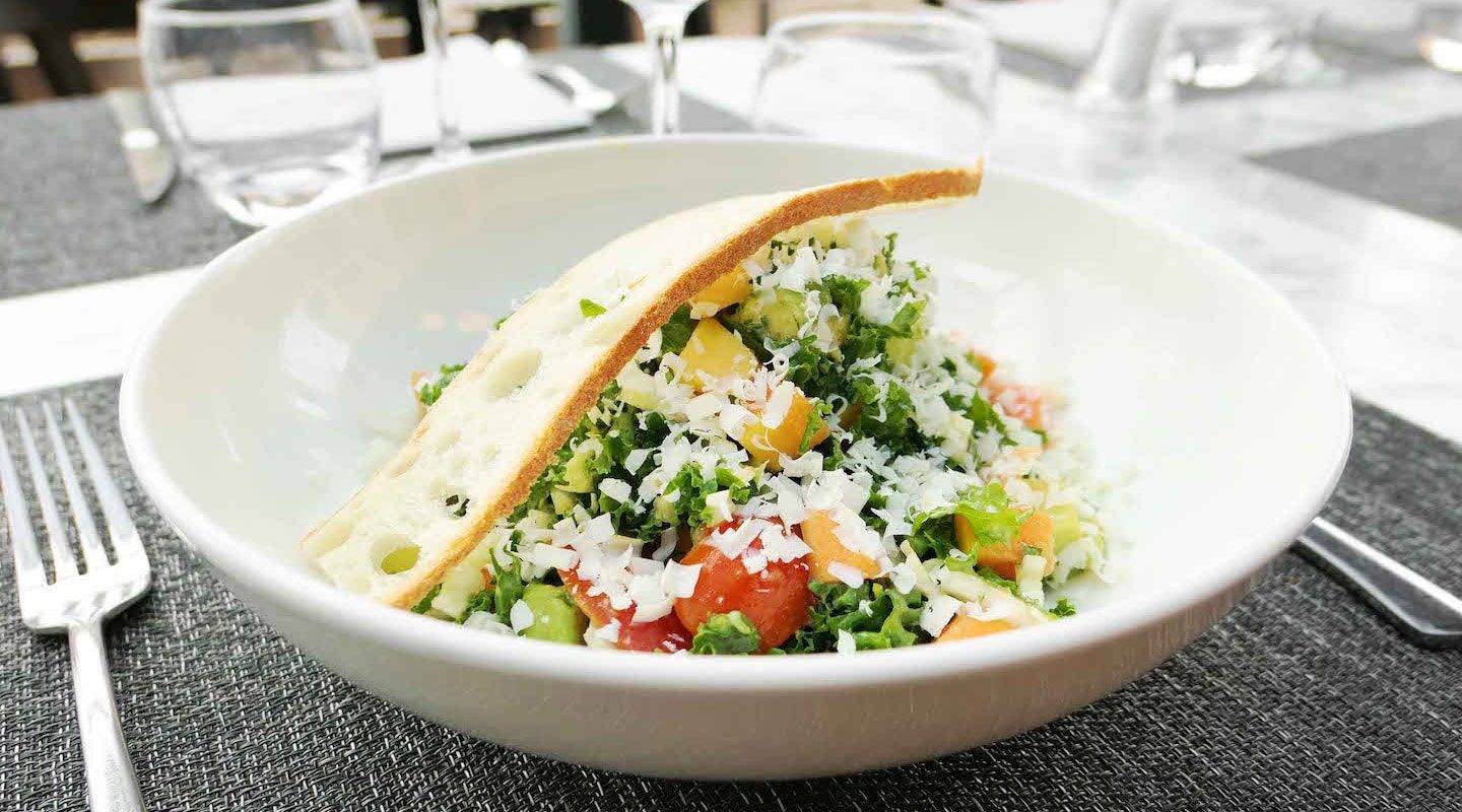 monaco-restaurant-salade-de-kale-papaye-avocat-min.jpg