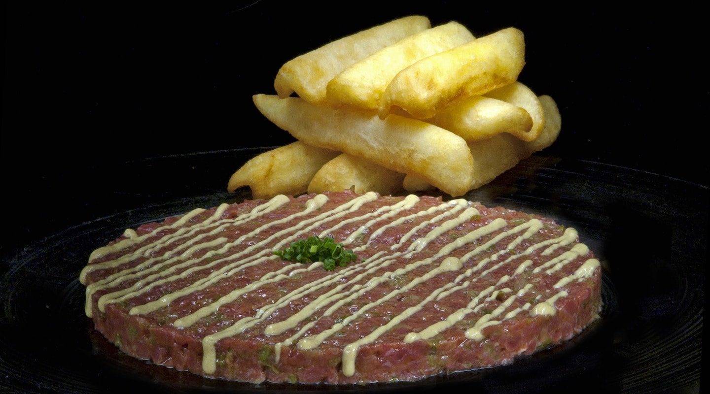 monaco-restaurant-tartare-frites-min.jpg