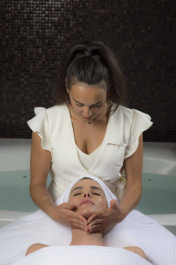 monaco--service-11-spa-metropole-by-givenchy-treatment-charly-hel-min.jpg