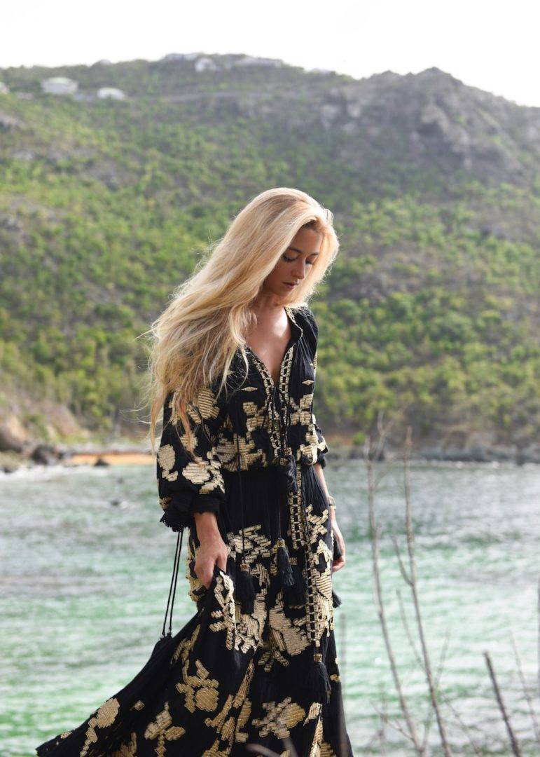 st-barth-shopping-robe-noir-or-min.jpg