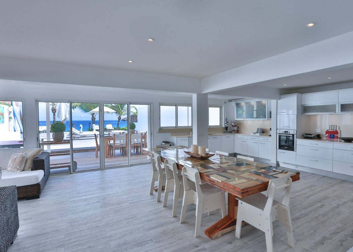 10-ideal-villa-rentals-st-barths-ganesh-kitchen-5de27d613411e190922793-1.jpg