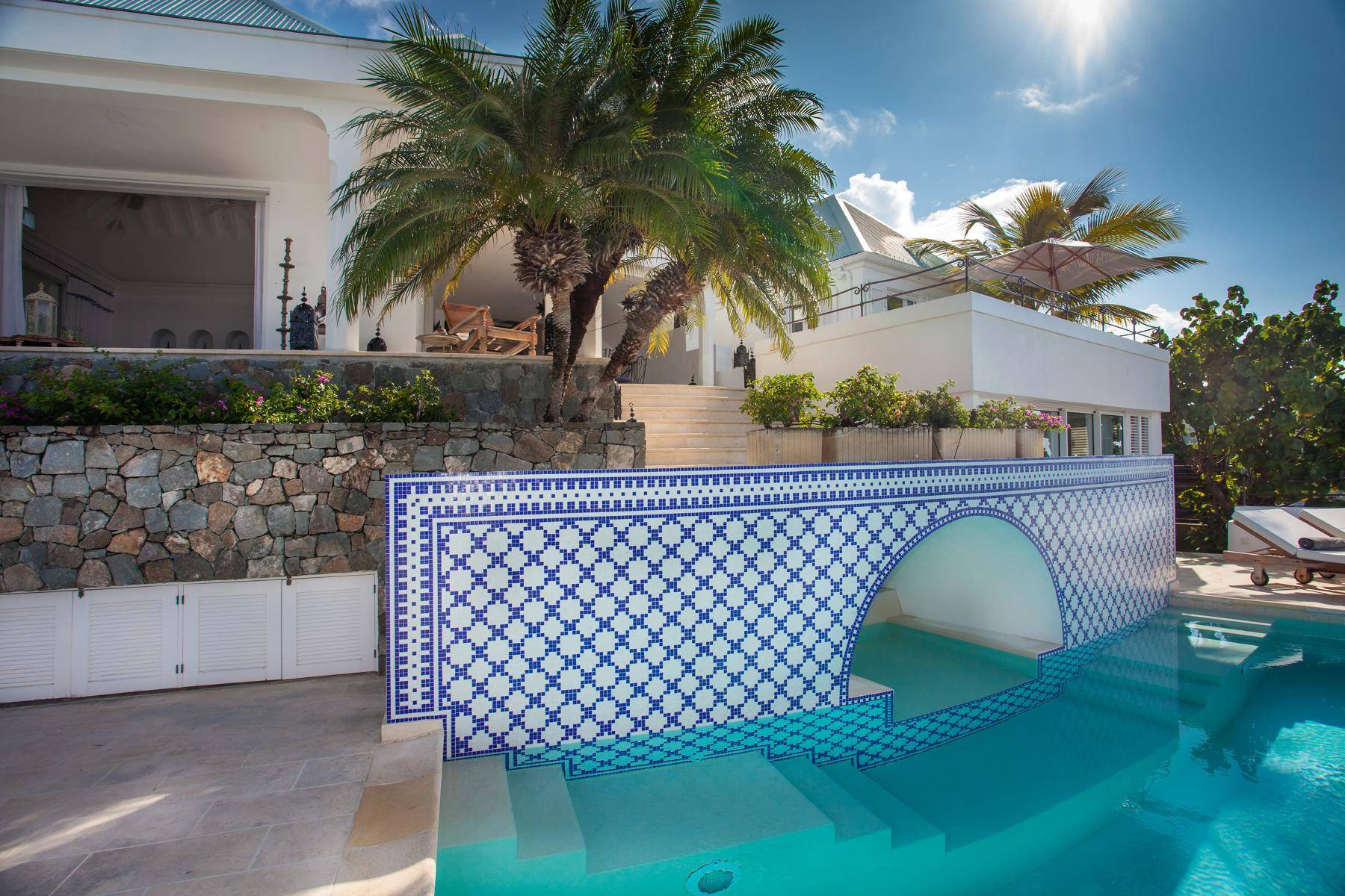 5_ideal_villa_rentals_st_barth_mauresque_pool_terrace.jpg
