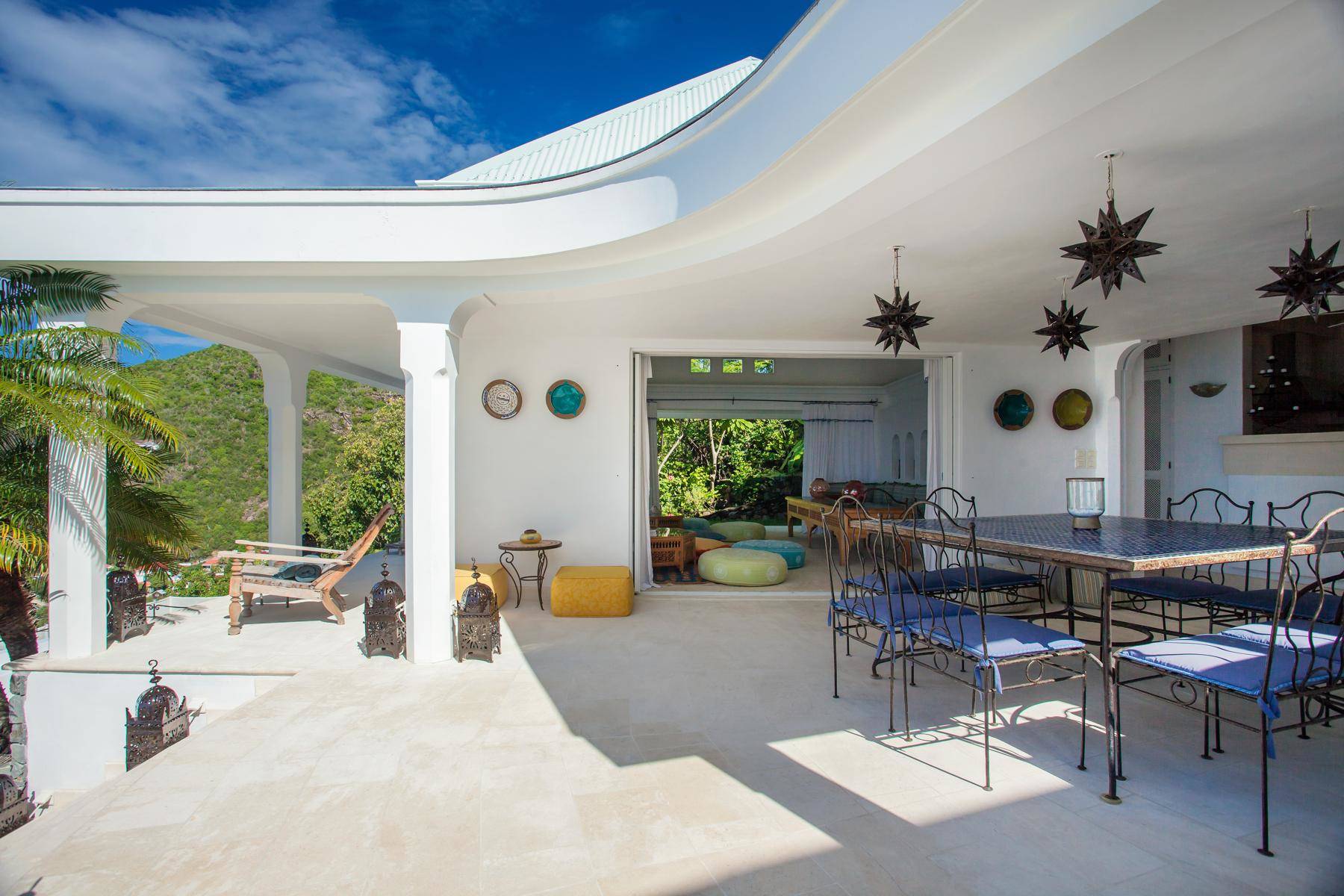 6_ideal_villa_rentals_st_barth_mauresque_dining_living_bis.jpg