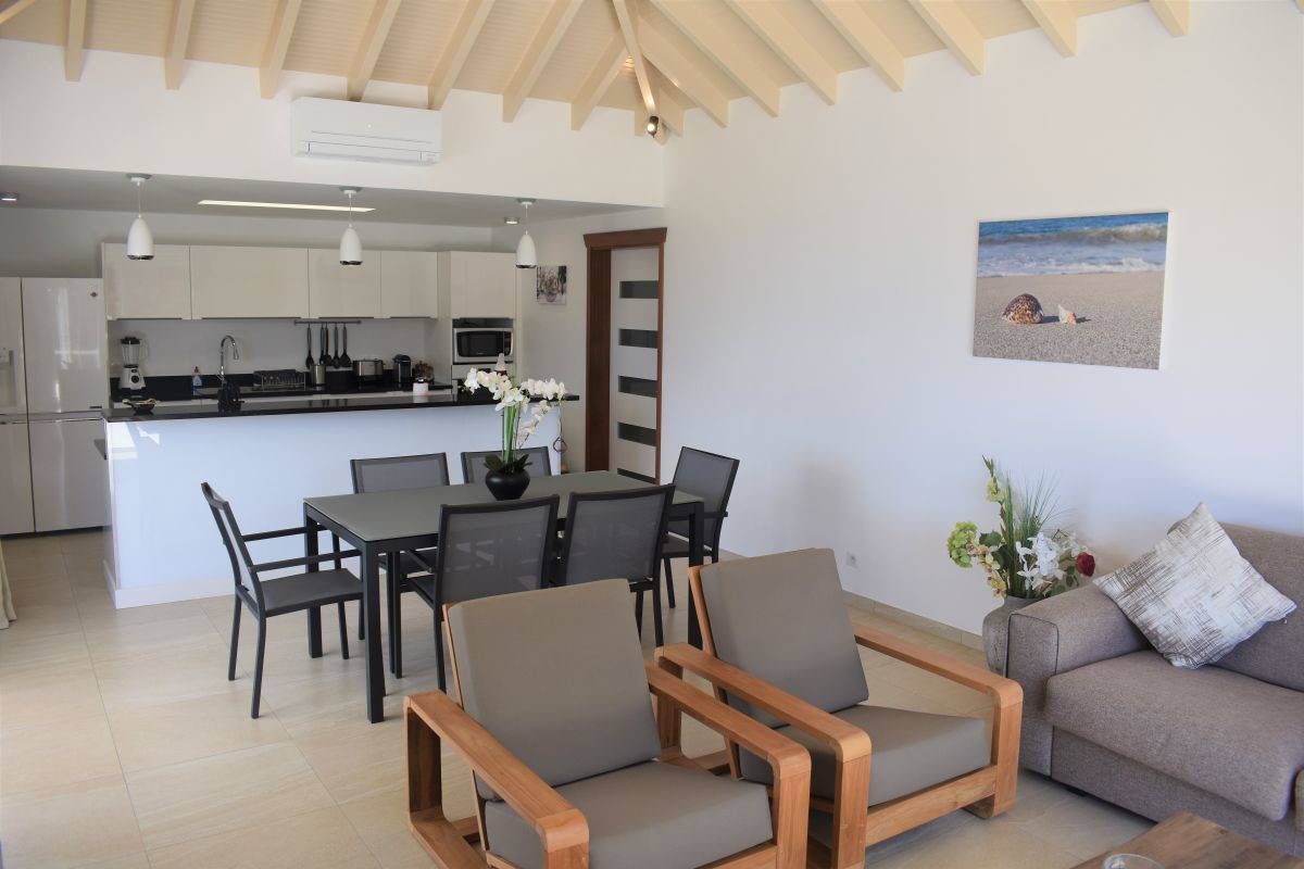 7-ideal-villa-rentals-flamands-cypraea-dining-kitchen-5d8a773bd3e83587349515.jpg.jpg