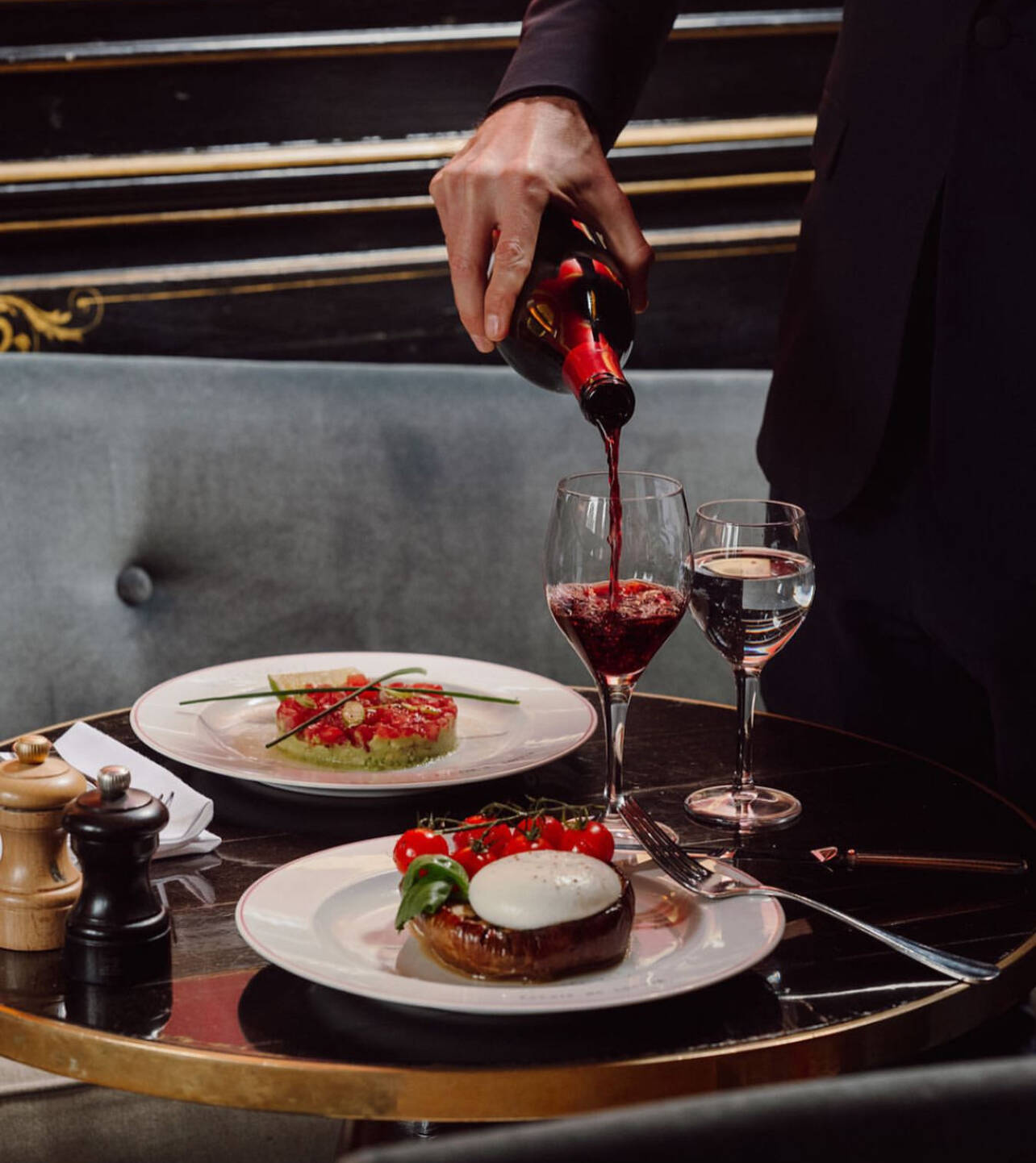 3-paris-le-cafe-marly-restaurant-french-min.jpg